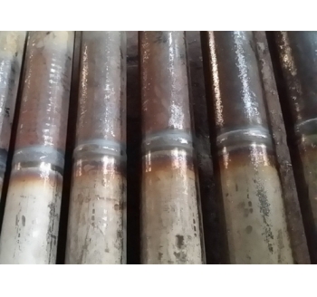 異種鋼接頭/φ76×6 SA－213T91或 /SA－213TP347H；管道介質(zhì)壓力4.097MPa、溫度569℃。要求以上兩種材質(zhì)鋼管分別取300mm長按壓力管道對口焊接技術(shù)規(guī)范標(biāo)準(zhǔn)進(jìn)行對接，總長共600mm，異種接頭焊口做熱處理。